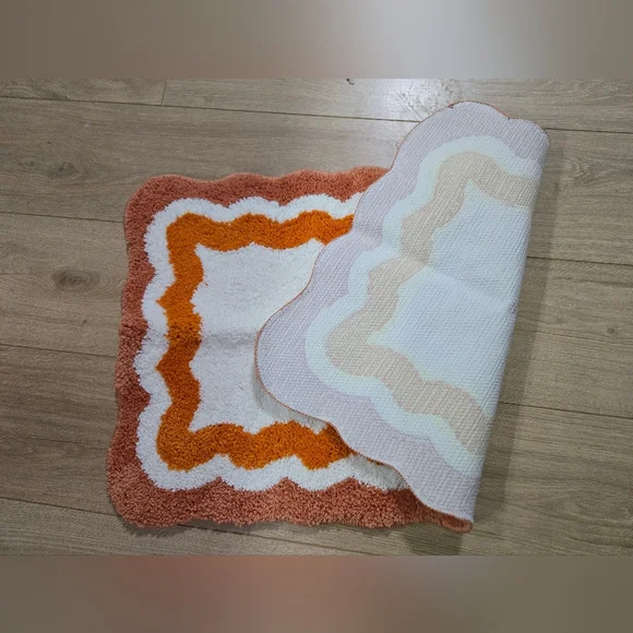 Scalloped Bathroom Rug -Coral - Picture 2 of 3
